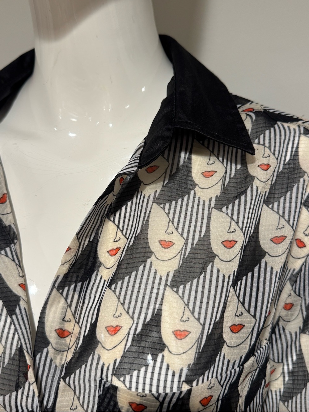 Esqualo NWT Abstract Face Print Sheer Button Front Blouse Size 8 - Picture 8 of 8